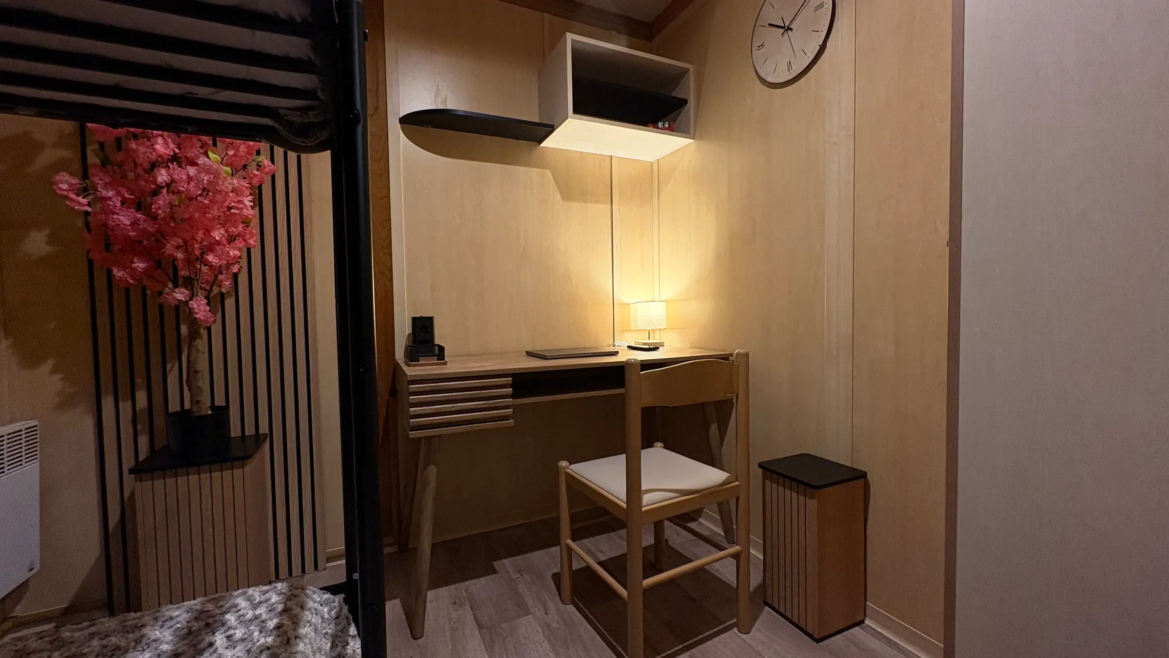 Coin bureau avec lampe d'appoint, chaise et étagère murale