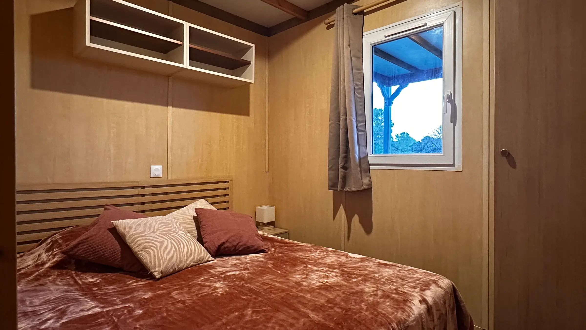 Seconde chambre double avec tête de lit en lattes et rangements hauts
