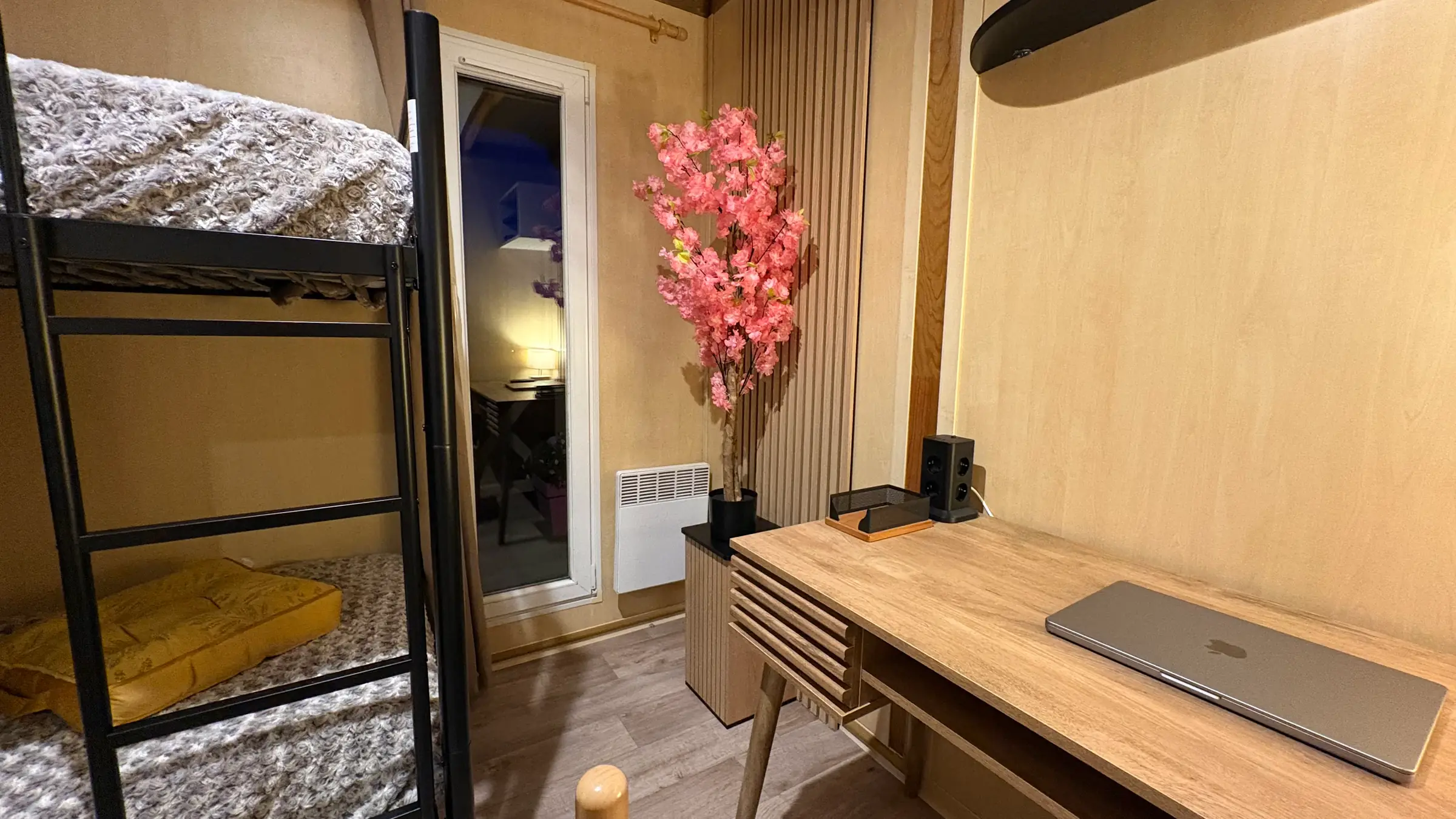 Chambre d'enfants avec lits superposés et bureau en bois clair