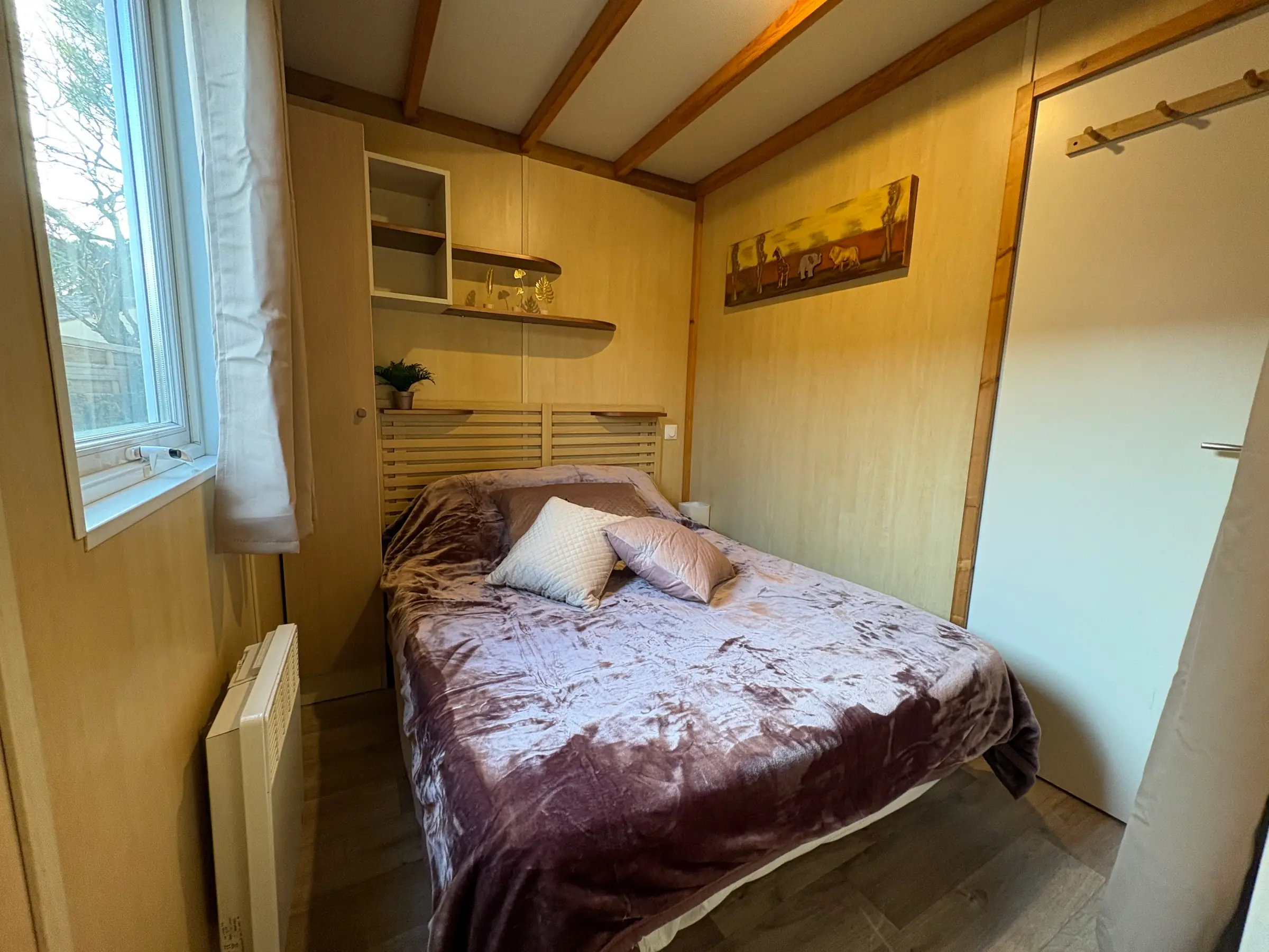 Chambre principale avec lit double et penderie pleine hauteur