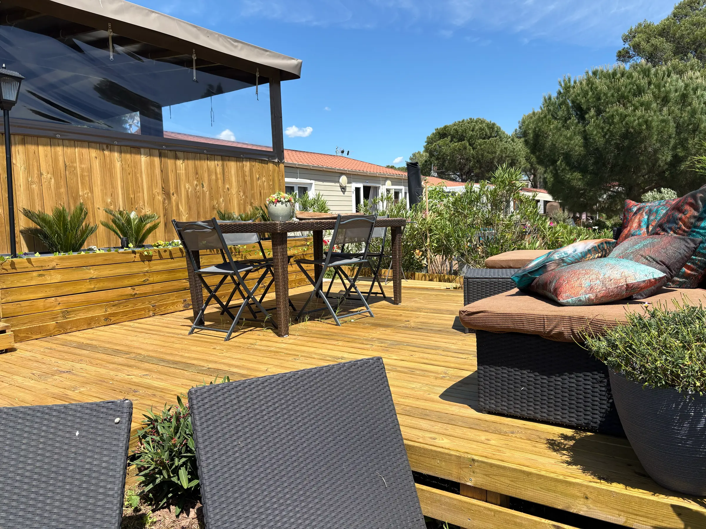 Bains de soleil et massifs de plantes méditerranéennes bordant le deck