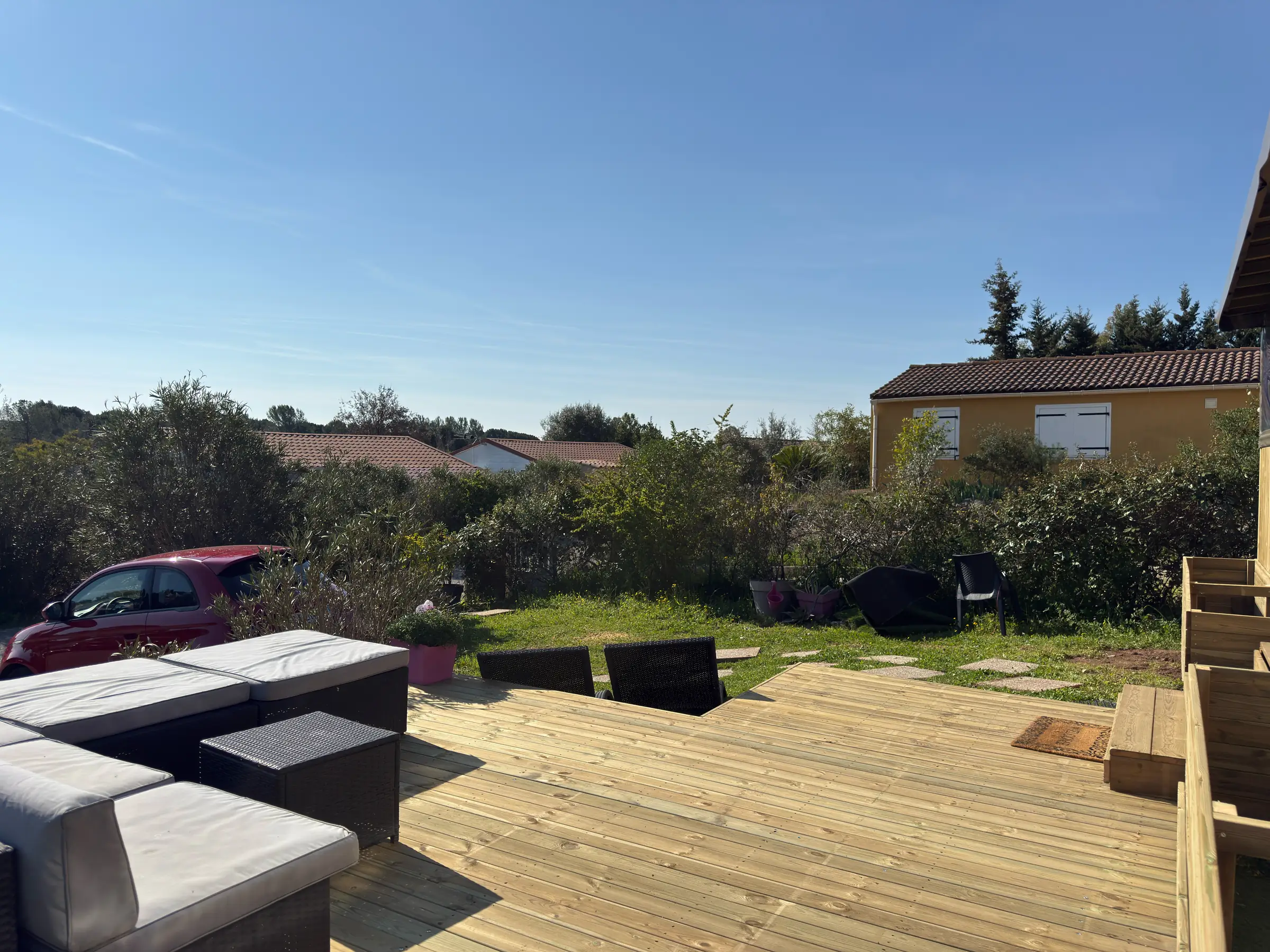 Vue dégagée sur les collines boisées depuis le deck du chalet