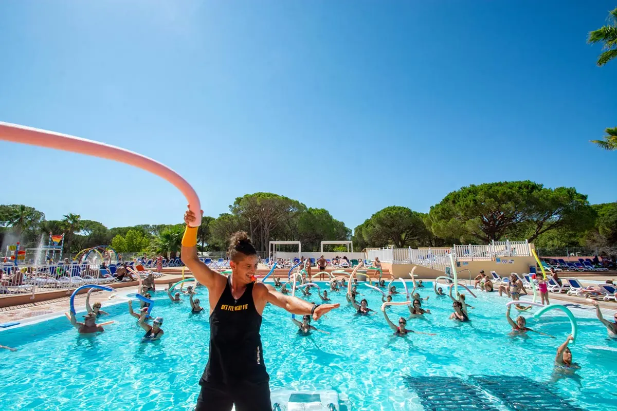 Séance d'aquagym animée dans le grand bassin