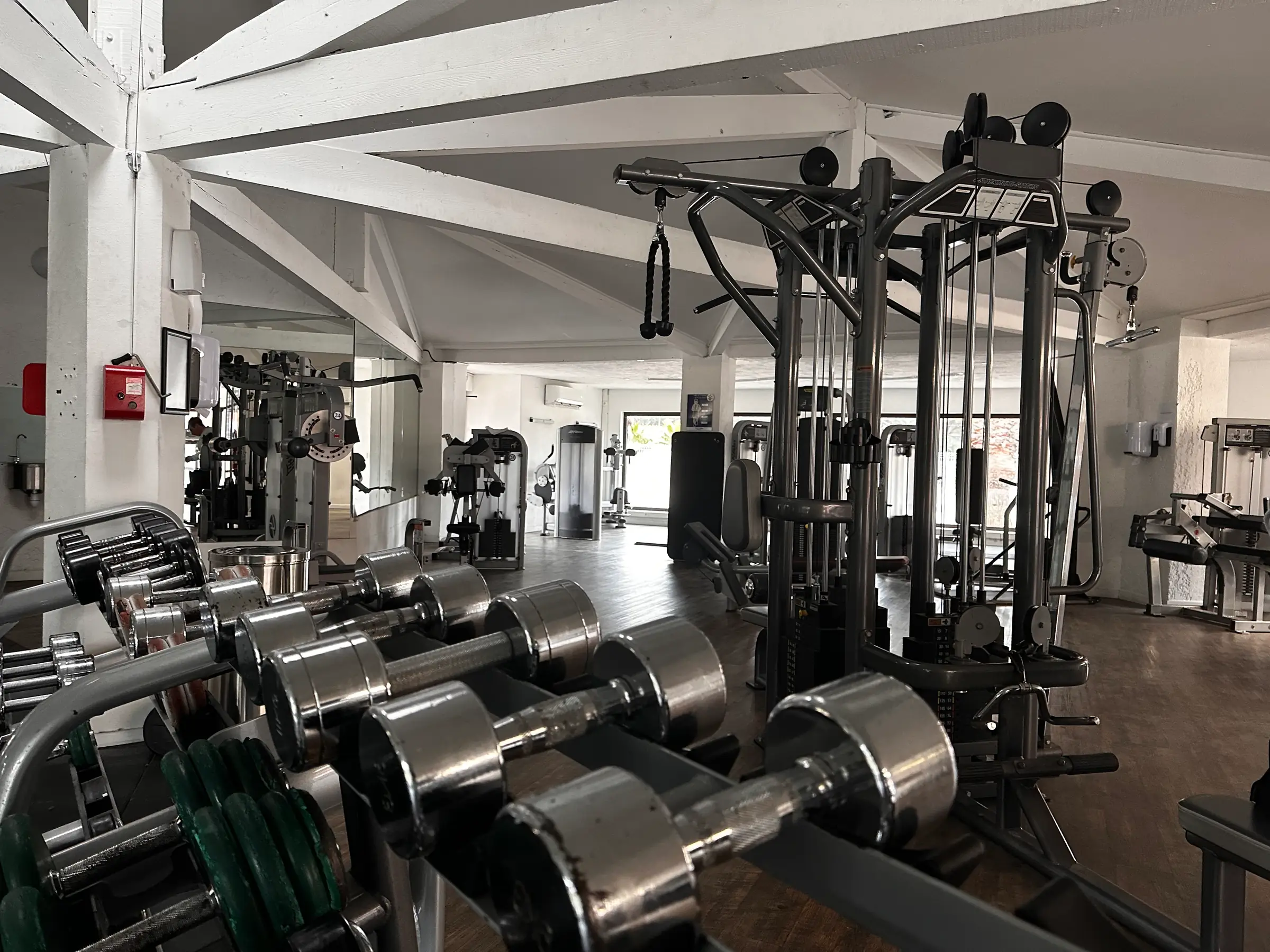 Salle de sport du domaine, machines guidées et poids libres