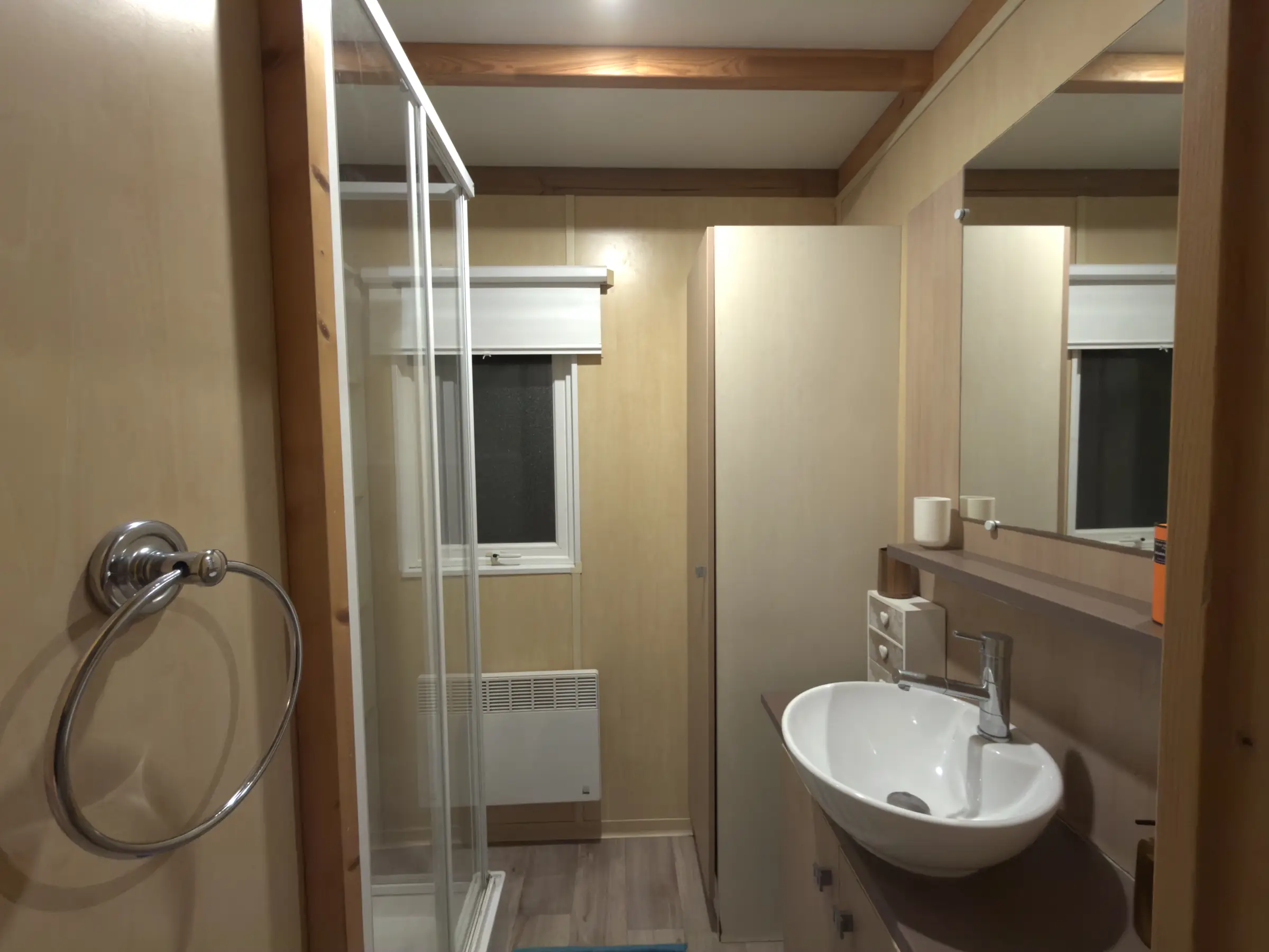 Salle d'eau avec cabine de douche, vasque ronde et grand miroir
